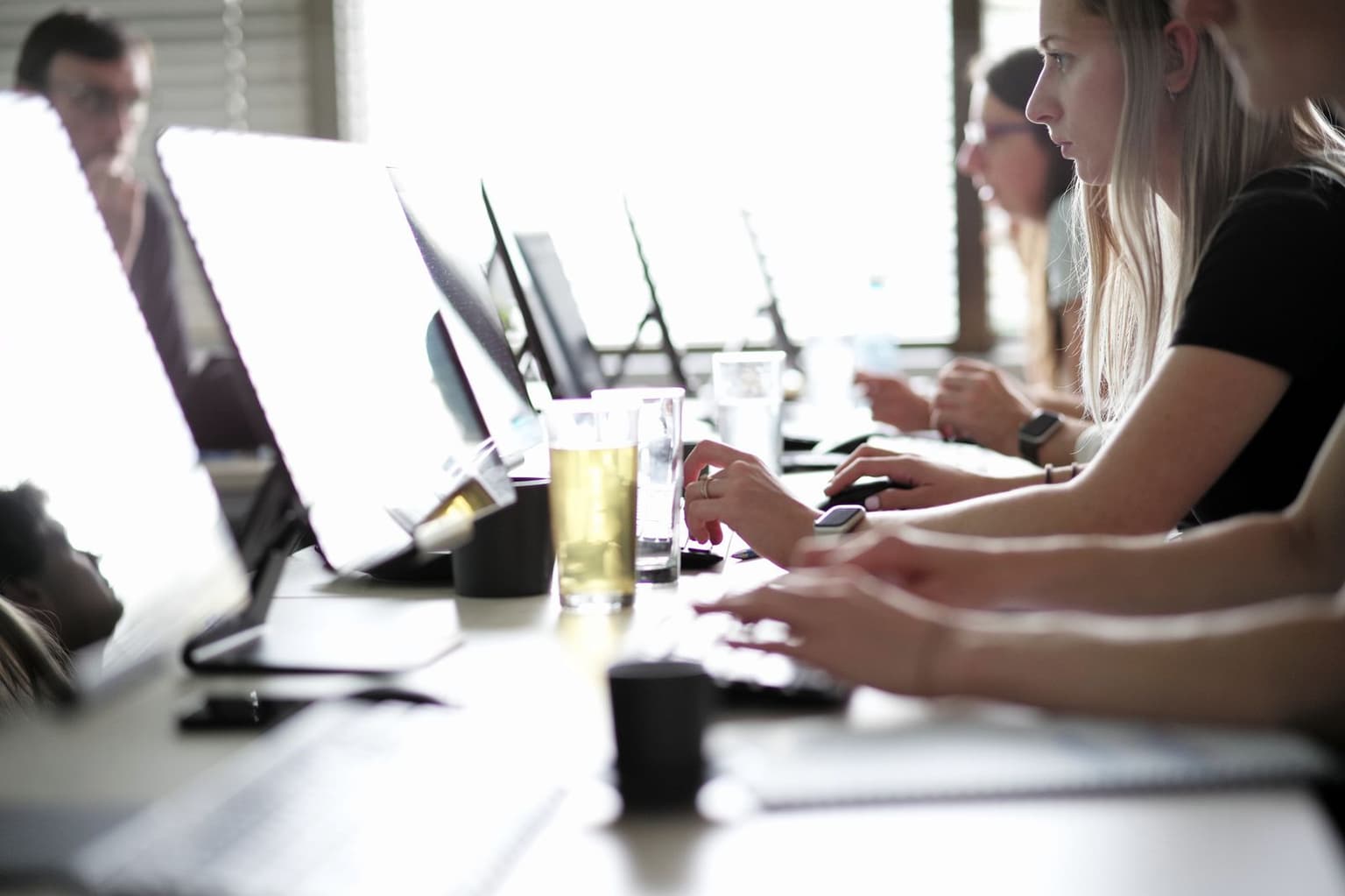 Řada monitorů s rozpracovanou analýzou, účastníci kurzu u počítačů