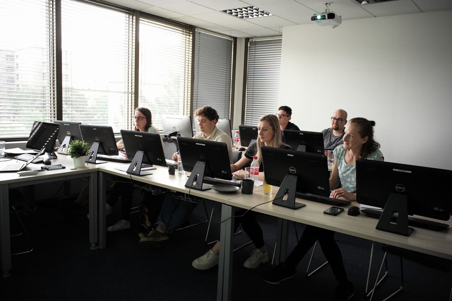 Skupina účastníků kurzu u počítačů v učebně 4D Center
